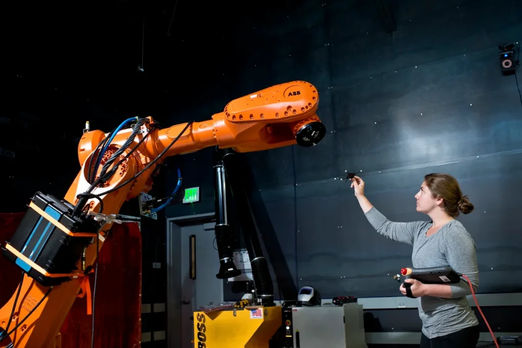 Madeline Gannon, con el robot Quipt, en el estudio Atonaton.