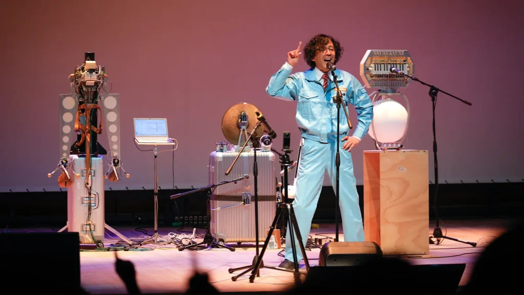 Nobumichi Tosa, creador en esa intersección entre la música y la tecnología, durante su presentación en Bogotá