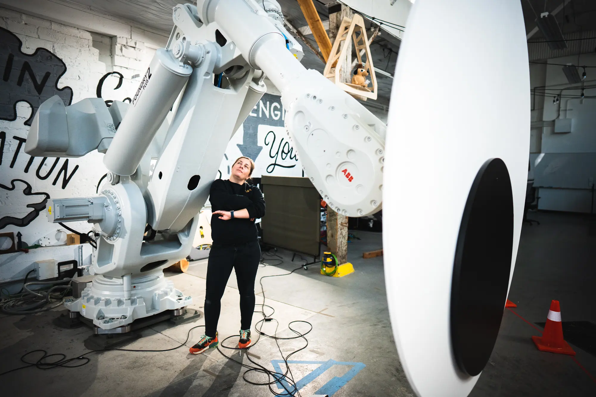 Madeline Gannon con el robot Dos círculos en el estudio Atonaton.