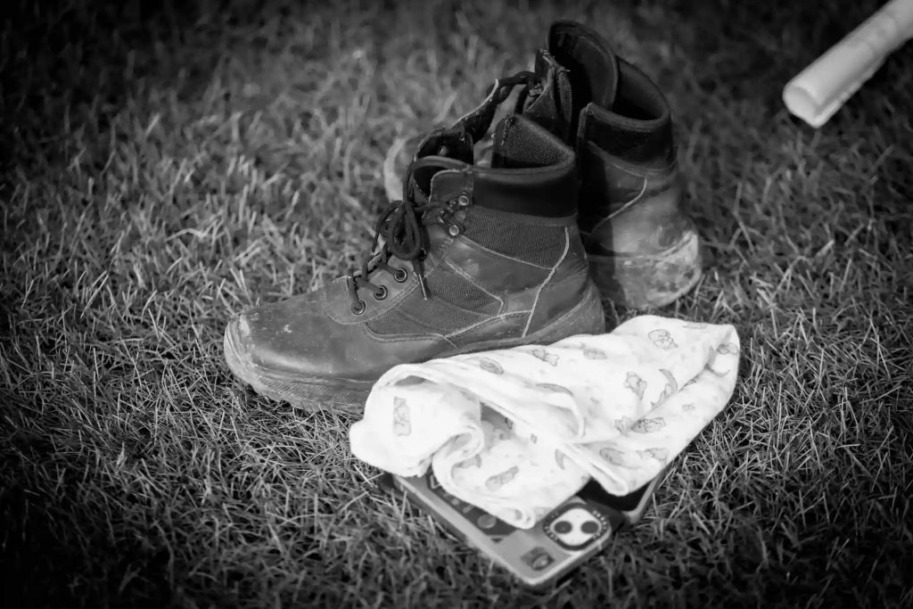 Las botas de 'Tatiana', el trapo de apoyo y su celular. Especial multimedia de PUNTOS desde Caquetá