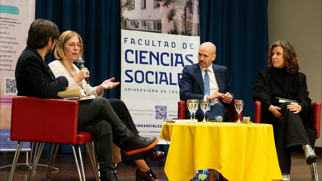 Durante el evento de lanzamiento del libro en Colombia: Fernando Rojas, periodista; Angelika Rettberg, decana de la Facultad de Ciencias Sociales de Uniandes, Dag Nylander y Sandra Borda, alta consejera para las relaciones internacionales de Bogotá.