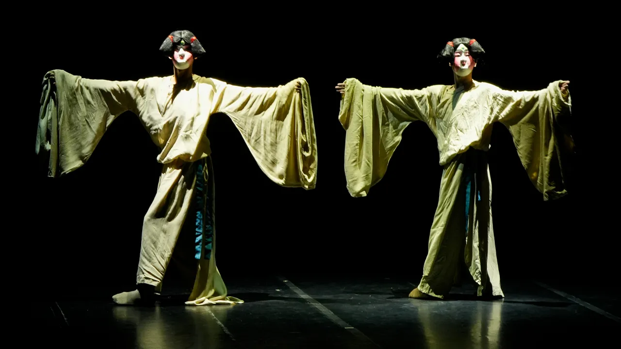 Bailarines con atuendo y maquillaje Hu