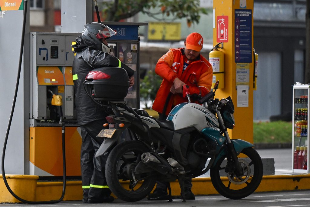 Fenómenos meteorológicos extremos impactan el precio de la gasolina al interrumpir refinerías, rutas de transporte y la oferta global de crudo.