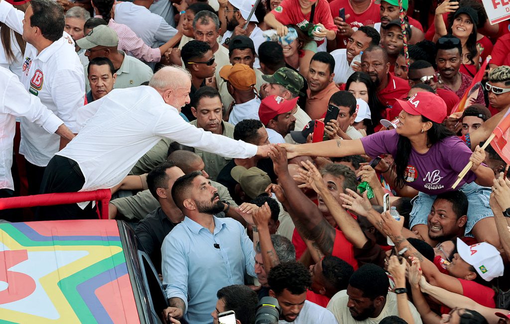 El presidente de Brasil y candidato presidencial, Luiz Inácio Lula da Silva, saluda a sus seguidores durante un mitin de campaña en Salvador, estado de Bahía (Brasil)