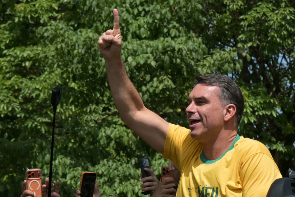 El senador derechista y candidato presidencial brasileño Flavio Bolsonaro, del Partido Liberal (PL), hace un gesto a su llegada a un acto de campaña en vísperas de las elecciones generales, en Santa Bárbara d'Oeste, estado de São Paulo (Brasil)